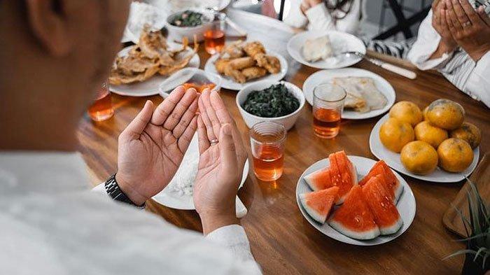 Bagi yang masih memiliki utang puasa Ramadan tahun-tahun sebelumnya hendaknya segera menggantinya. Lantas bagaimana cara melunasi hutang puasa?