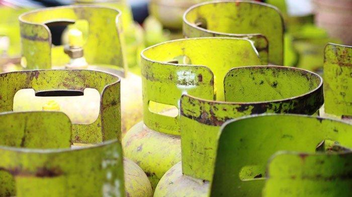 LPG 3 KG - Persediaan tabung gas elpiji 3 kg di wilayah Kabupaten Cianjur, Jawa Barat. Bagi pemilik warung yang ingin tetap menjual elpiji 3 kg, pemerintah menawarkan untuk mendaftar sebagai pangkalan resmi, Selasa (4/2/2025).