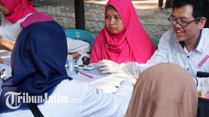 Kegiatan cek kesehatan dan konsultasi dokter saat Pemecahan Rekor Muri Cek Galau di GOR Sidoarjo, Minggu (19/1/2020).
