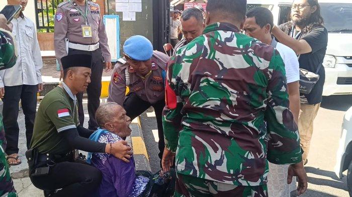 MINTA PULANG - Mbah Achmad Sadin (90), jemaah haji asal Tempurejo, Jember, Jatim, saat diamankan karena meronta dan berontak ingin pulang dari Asrama Haji Sukolilo Surabaya, Sabtu (10/5/2025). Jemaah haji ini juga menggigit petugas hingga terluka.