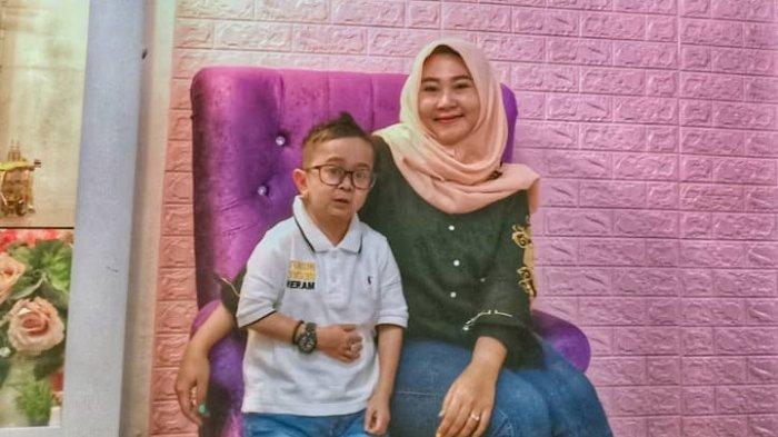 Daus Mini dan mantan istrinya, Shelvie Hana Wijaya.