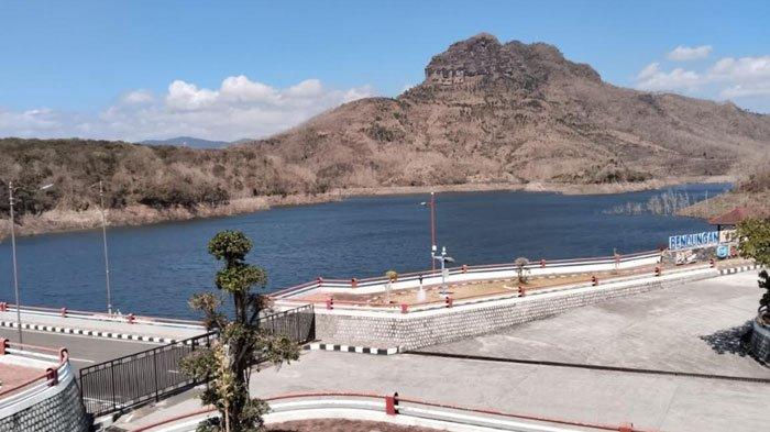 Musim kemarau membuat debit air Waduk Bendo Ponorogo menyusut. Tidak hanya waduk bendo bagian hulu, sisi Desa Ngadirojo Kecamatan Sooko dan Desa Temon Kecamatan Sawoo.