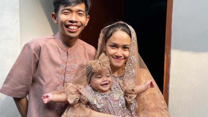 Dede Sunandar bersama istri, Karen Hertatum.