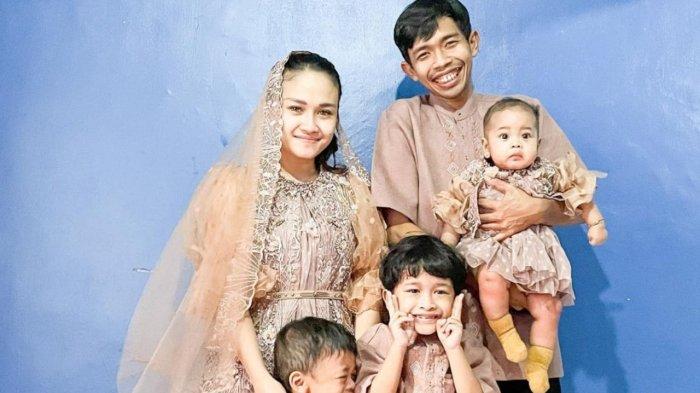 Dede Sunandar dan keluarga.