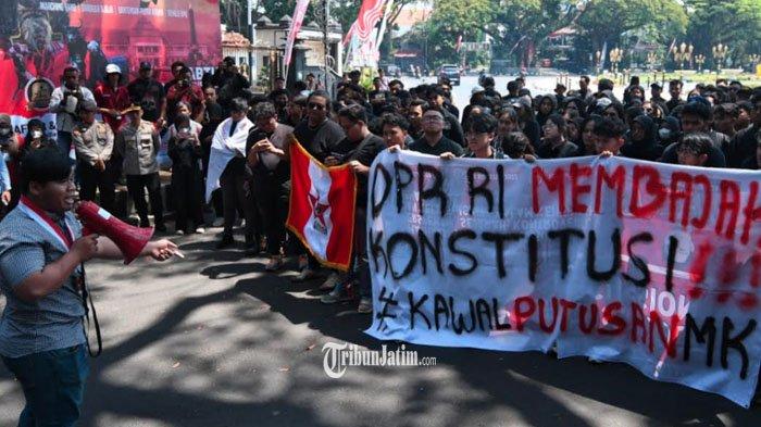 Ratusan mahasiswa melakukan aksi unjuk rasa dan membawa poster di depan Gedung DPRD Kota Malang, Jawa Timur, Kamis (22/8/2024). Aksi tersebut sebagai bentuk penolakan terhadap revisi Undang-Undang Pemilihan Kepala Daerah (UU Pilkada) yang dianggap sebagai ancaman terhadap demokrasi. Demo tersebut juga bagian dari gerakan 'peringatan darurat Indonesia' yang viral di media sosial setelah DPR bermanuver mengabaikan putusan MK.