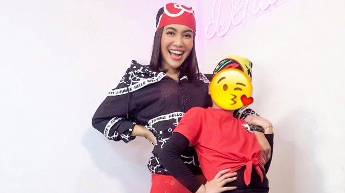 Denada selalu menutupi wajah putrinya, Aisha, setiap membuat postingan di Instagram.