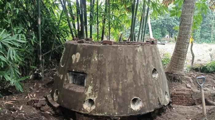 TELITI - Tim Disparbupora saat melakukan pengukuran bangunan mirip Pillbox di Desa/Kecamatan Tamanan pada Kamis (20/2/2025). Bangunan tersebut diperkirakan peninggalan abad ke 19.