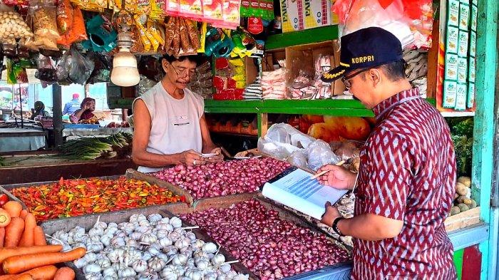 Emak-emak memperhatikan harga beras di Pasar Setono Betek Kecamatan Kota