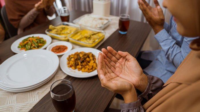 BERDOA - Ilustrasi doa sahur di Bulan Ramadan. Umat Muslim dianjurkan untuk membaca doa sahur agar diberikan keberkahan dan kekuatan, Selasa (25/2/2025).