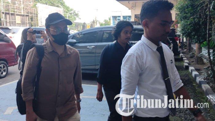 MEMENUHI PANGGILAN - AY, dokter yang dilaporkan ke polisi karena diduga melakukan pelecehan seksual pada dua pasiennya di Persada Hospital Malang, memenuhi panggilan penyelidik Unit PPA Polresta Malang Kota, Selasa (29/4/2025) sore. Didampingi oleh dua orang pria yang diduga merupakan kuasa hukumnya, AY hanya terdiam dan langsung berjalan masuk ke ruangan Satreskrim Polresta Malang Kota.