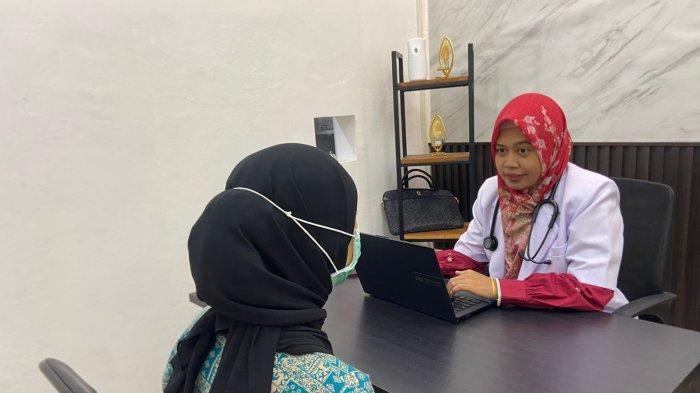 BAYAR SEIKHLASNYA - dr Rafika Augustine saat memeriksa pasiennya di tempat praktiknya, Jalan Letjend Sukowati, Desa Ngunut, Kecamatan Babadan, Kabupaten Ponorogo, Jatim, Senin (5/5/2025). Dokter umum di Ponorogo membuka praktik dan membayar obat seikhlasnya bagi pasien yang periksa kepadanya. Adalah dr Rafika Augustine yang menerapkan bayar seikhlasnya ini.