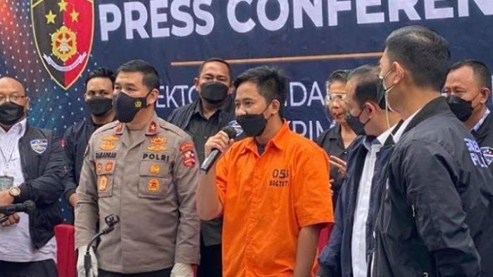 Doni Salmanan tampil mengenakan baju tahanan warna oranye bernomor 058 serta celana panjang abu-abu. Suami Dinan Fajrina dipenjara terkait kasus investasi bodong.