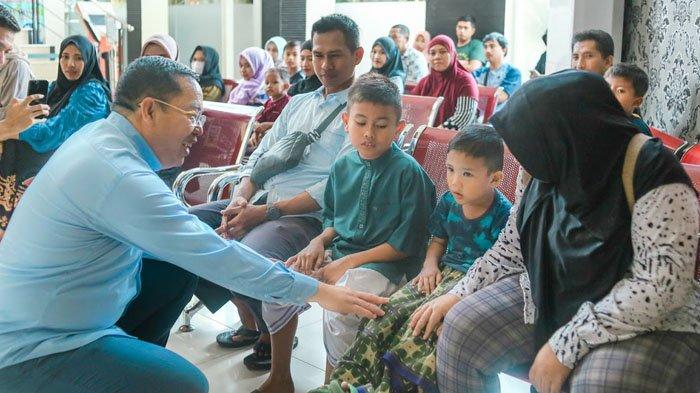dr Aminuddin saat berfoto bersama warga. Ia adalah seorang dokter spesialis kandungan sekaligus pemilik Rumah Sakit Ibu dan Anak (RSIA) Amanah Kota Probolinggo, Jawa Timur, 2024.