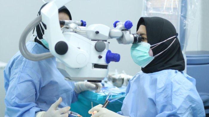 dr. Dini Dharmawidiarini, Sp.M (K) sedang melakukan tindakan penanaman lensa tanam buatan (IOL) di operating theater RS Mata Undaan