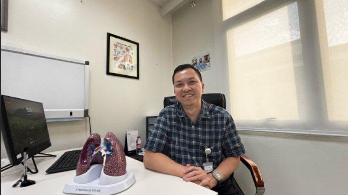 ISPA - dr. Prayudi Tetanto, Sp.P, FCCP, FISR., selaku tenaga kesehatan ahli spesialis paru dari RS Premier Surabaya