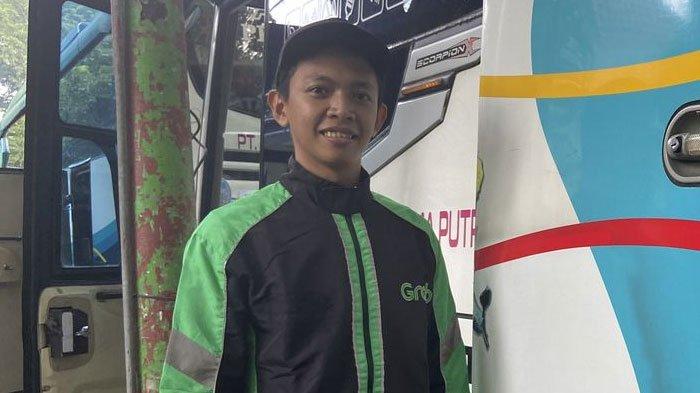 MUDIK HEMAT - Driver ojek online di Sidoarjo, Yongki Ari. Ia mengaku mengikuti mudik gratis selama delapan tahun. Yongki tak pernah mengeluarkan uang tiap mudik malah hemat jutaan rupiah, Jumat (28/3/2025).