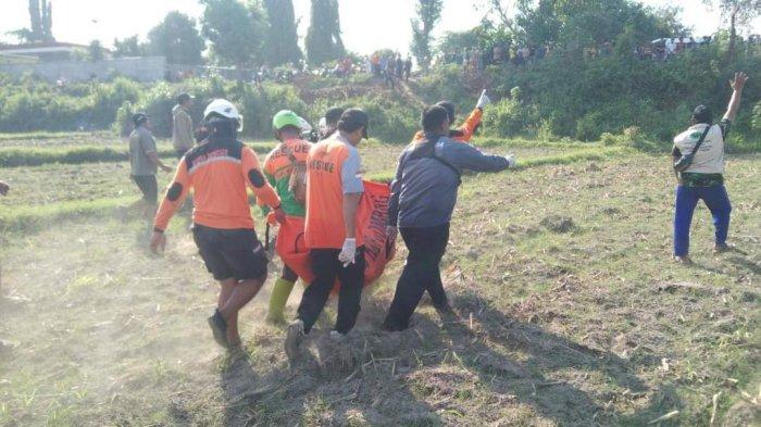 Dua pemancing yang tenggelam di Sungai Konto Kecamatan Badas, Kabupaten Kediri ditemukan dalam kondisi meninggal dunia, Sabtu (16/12/2023).