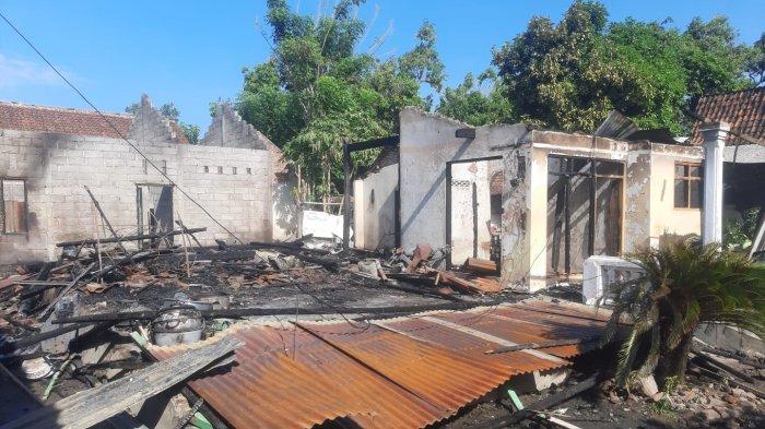 Dua rumah milik warga Desa Juglangan, Kecamatan Panji, Kabupaten Situbondo, ludes terbakar, Selasa (19/12/2023) dini hari.