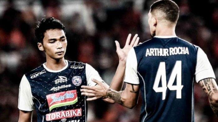 Duo bek tengah Arema FC, Bagas Adi Nugroho (kiri) dan Arthur Cunha dalam laga kontra Persija, 2019.