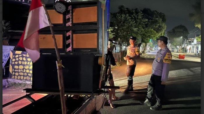 SOUND HOREG - Anggota Polsel Asembagus, Kabupaten Situbondo, Jawa Timur, saat memberikan edukasi ke masyarakat yang menggunakan sound horeg saat patrol sahur, Rabu (04/03/2025) dini hari. Polisi akan bertindak tegas, karena masyarakat resah