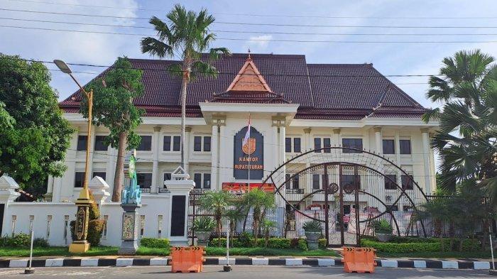 EFISIENSI ANGGARAN - Karena adanya Instruksi Presiden Nomor 1 Tahun 2025 terkait efisiensi anggaran, Pemerintah Kabupaten Tuban diraksir akan memangkas anggaran sekitar Rp50 miliar, Rabu (5/3/2025) 