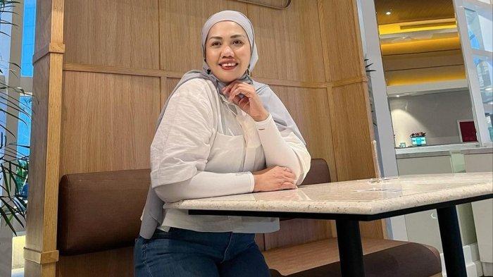 Elly Sugigi menceritakan bagaimana dulu ia pernah menjadi TKW karena mengalami kesulitan ekonomi.