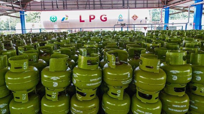 TABUNG GAS LPG - Penampakan tabung gas LPG 3 kilogram yang disubsidi pemerintah. Mulai 1 Februari, pemerintah Indonesia memberlakukan larangan bagi pengecer, termasuk warung, untuk menjual elpiji 3 kilogram, Minggu (2/2/2025). Sejumlah pengecer mengeluh terkait kebijakan tersebut.