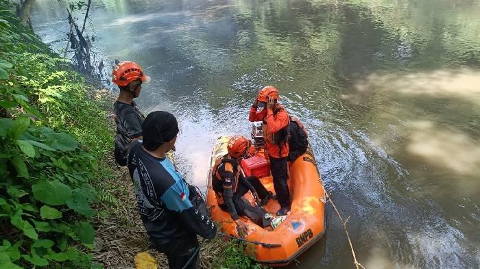 Tio Andreas Supit (14) tewas usai tenggelam di aliran Sungai Bondoyudo, Desa Kedungrejo, Kecamatan Rowokangkung, Kabupaten Lumajang. Remaja yang masih duduk di bangku SMP itu nekat menyebrang sungai Bondoyodu lantaran akan mengikuti kegiatan esktrakulikuler di sekolahnya.