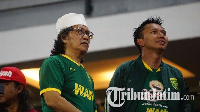 Emha Ainun Najib atau Cak Nun (kiri) dan Presiden Persebaya Surabaya, Azrul Ananda (kanan) saat laga persahabatan bertajuk 'Persebaya Forever Game' Persebaya vs Persis Solo di Stadion Gelora Bung Tomo (GB) Surabaya, Sabtu (11/1/2020).