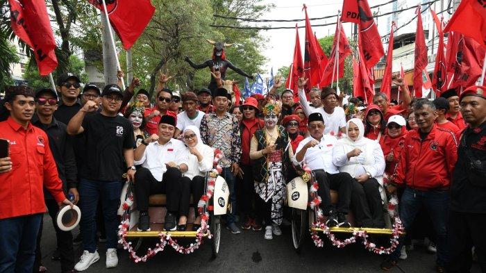 NAIK BECAK - Dengan menaiki becak, pasangan Calon Walikota dan Wakil Walikota Surabaya Eri Cahyadi dan Armuji hadir ke kantor KPU Kota Surabaya, Rabu (28/8/2024). Pawai Budaya dan ribuan pendukung serta barisan 18 Partai mengiringi petahana Eri Cahyadi-Armuji 'Pendaftaran Pasangan Calon Walikota dan Wakil Walikota Surabaya' dalam pemilihan serentak 2024.
(SURYA/HABIBUR ROHMAN)