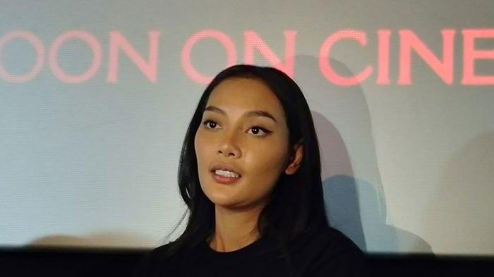 Aktris Erika Carlina usai jumpa pers perilisan poster dan trailer film horor Sosok Ketiga, di kawasan Thamrin, Jakarta Pusat, Kamis (13/4/2023).