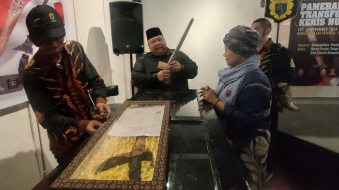 Keris Balebang Luk 9 milik Presiden RI Prabowo Subianto menjadi salah satu benda pusaka yang dipamerkan di Gedung Balai Pemuda Surabaya. Pameran yang mengambil tema Pameran Transformasi Keris Nusantara akan berlangsung mulai 15 sampai 19 November mendatang.