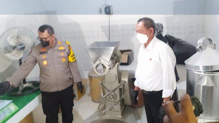 Saat Direktur Ditresnarkoba Polda Jatim Kombes Pol Robert Da Costa, Kabid Humas Polda Jatim Kombes Pol Dirmanto dan Kasubdit III Ditresnarkoba Polda Jatim AKBP Mirzal Maulana menunjukkan fasilitas mesin alat produksi pabrik pil obat-obatan terlarang narkotika di sebuah rumah elit kawasan Kertajaya Indah Timur, Sukolilo, Surabaya,
