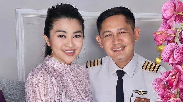 Fitri Carlina dan Hendra Sumendap