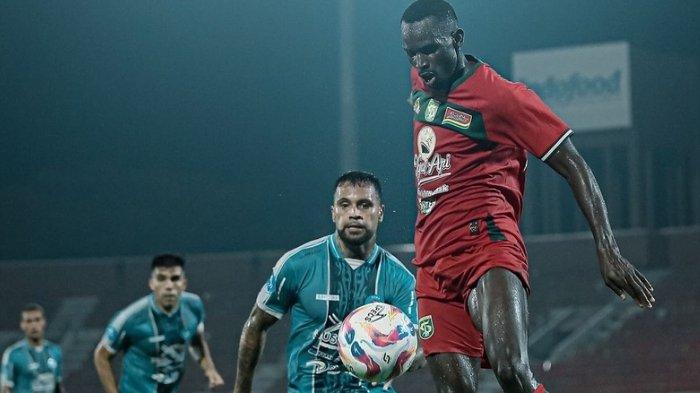 Pelatih Persebaya, Paul Munster menyambut baik striker asingnya, Flavio Silva sudah pecah telur saat Persebaya menang 0-1 dari PSBS Biak (22/9/2024).