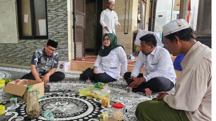 KORBAN TRAGEDI PANTAI PACITAN - Forkompinda saat takziah ke rumah duka, di Ponpes Riyadlul Quran, Desa Kedungmaling, Kecamatan Sooko, Kabupaten Mojokerto, Minggu (22/6/2025). 4 Korban Meninggal Terseret Arus Muara Sungai  Grindulu, kawasan wisata Pantai Pancer Door, Pacitan.