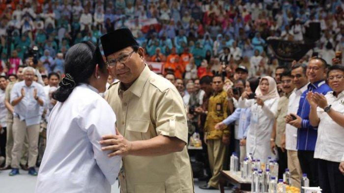 Prabowo Subianto dan Titiek Soeharto saling mencium pipi kanan dan kiri dalam acara pembekalan relawan Pilpres 2019 di Istora Senayan, Jakarta, Kamis (22/11/2018).