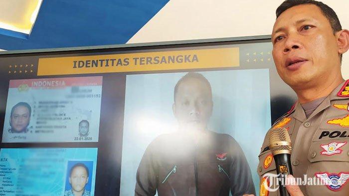Direktur Ditlantas Polda Jatim Kombes Pol Komarudin menunjukkan foto tersangka bus kecelakaan maut di Kota Batu, Rabu (8/1/2025).