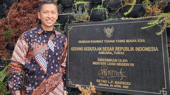 DIPLOMAT MUDA TEWAS - Foto Arya Daru Pangayunan semasa hidup. Polisi mengungkap asal lakban kuning yang terlilit di kepala Arya Daru. Lakban tersebut dibelinya bersama istri pada bulan lalu di Yogyakarta. Selain itu, lakban tersebut juga kerap digunakan pegawai Kemenlu ketika ada tugas ke luar negeri, Senin (28/7/2025).