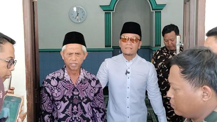 BERAKHIR DAMAI - Ahmad Zuhdi (batik ungu), guru Madrasah Diniyah Roudhotul Mutaalimin yang viral usai didenda Rp 25 juta oleh orangtua dari murid, dikunjungi Gus Miftah, Sabtu (19/7/2025). Gaji Zuhdi dibayar hanya 4 bulan sekali. Kini kasus berakhir damai.