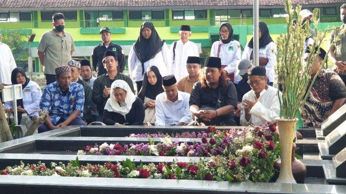 Ganjar Pranowo didampingi Yenny Wahid berziarah ke KH Bisri Syansuri, yang merupakan kakek buyut Muhaimin Iskandar di kawasan Ponpes Mamba'ul Ma'arif, Denanyar Jombang