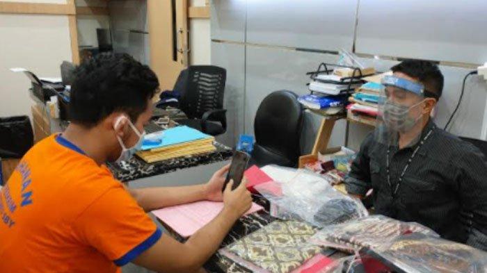 Gilang pelaku fetish kain jarik saat jalani pemeriksaan di Kejari Tanjung Perak.