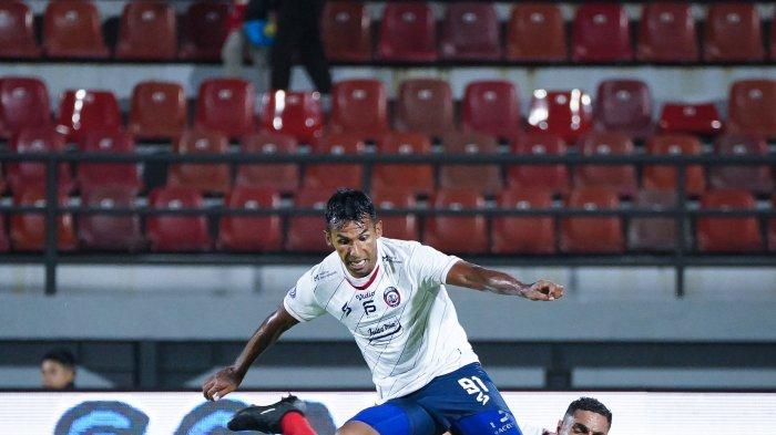 Pemain Arema FC Gilbert Alvarez saat berduel dengan pemain Persis Solo Jemerson di pekan 22 Liga 1 yang berlangsung di Stadion Kapten I Wayan Dipta Bali pada (9/12/2023).