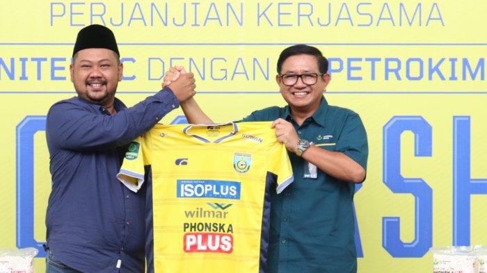 Presiden Gresik United Fandi Akhmad Yani bersama Direktur Utama Petrokimia Gresik Dwi Satriyo Annurogo mengangkat jersey Gresik United, Rabu (3/1/2024).