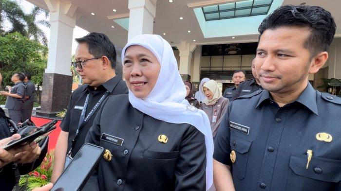 Gubernur Jawa Timu Khofifah Indar Parawansa bersama Wagub Jatim Emil Elestianto Dardak saat diwawancara usai menggelar apel bersama ASN di kantor Pahlawan, Senin (12/2/2024).