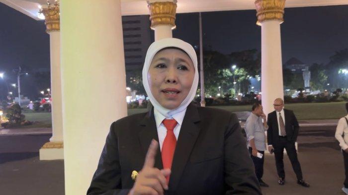 KEBUT PROGRES - Gubernur Jawa Timur Khofifah Indar Parawansa saat diwawancara di Gedung Negara Grahadi, Rabu (17/4/2025) malam. Ia menjelaskan soal progres pengerjaan tol Probolinggo-Banyuwangi yang kini sedang dikebut untuk seksi Paiton-Besuki.