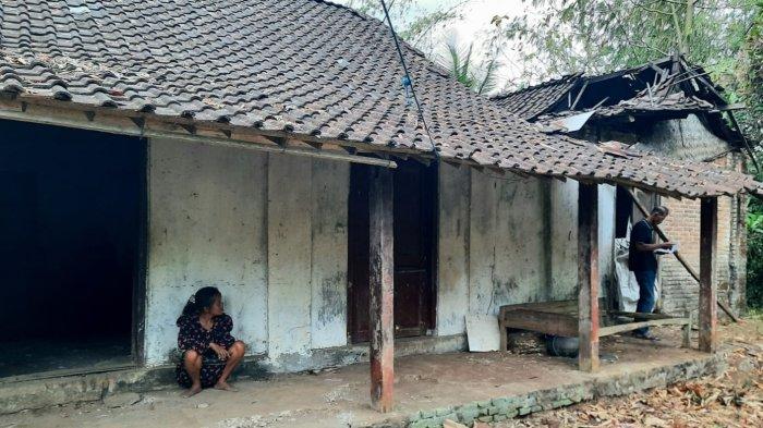 Kondisi rumah Sasmiati di Desa Pagerwojo, Kecamatan Kesamben, Kabupaten Blitar, Selasa (3/10/2023). Satu keluarga penyandang disabilitas tinggal di gubuk reot