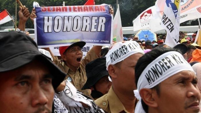 Ilustrasi guru honorer demo. Seorang guru honorer kena dampak kebijakan cleansing. Ia mengaku kerjanya lebih berat dibanding guru berstatus PNS.