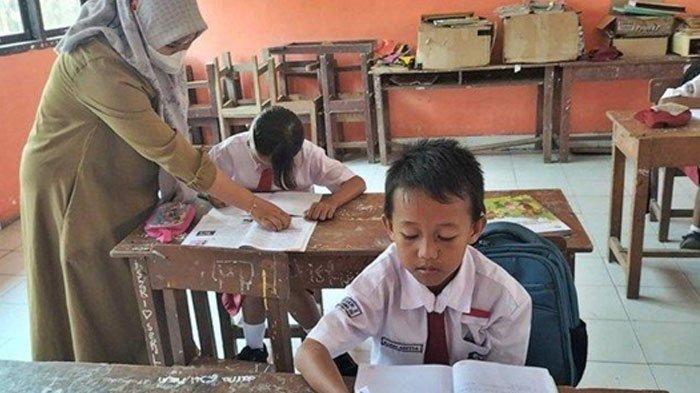 Ilustrasi guru mengajar di kelas.