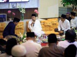 Al Habib Muhammad Lutfi bin Ali bin Yahya saat menghadiri forum pertemuan bertema Nderek Dawuh yang diprakarsai oleh Gus Ahmad Hasby Munif, Kamis (28/12/2023) di Sidoarjo.